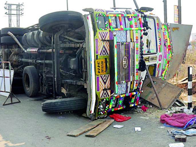 16 cattle killed in truck accident | ट्रक अपघातात १६ जनावरे ठार 16 cattle killed in truck accident | ट्रक अपघातात १६ जनावरे ठार