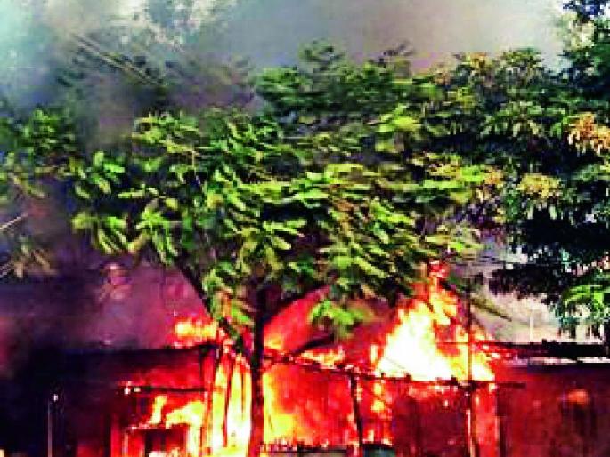 Fire six shops in Wani | वणीत सहा दुकाने बेचिराख Fire six shops in Wani | वणीत सहा दुकाने बेचिराख