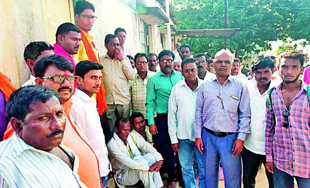 Locker locked by the villagers of Arani power office | आर्णी वीज कार्यालयाला गावकऱ्यांनी ठोकले कुलूप Locker locked by the villagers of Arani power office | आर्णी वीज कार्यालयाला गावकऱ्यांनी ठोकले कुलूप