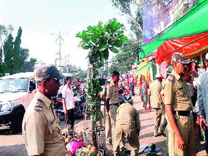 Manash's 'charity' on encroached land of encroachment | अतिक्रमणातील जप्त शेतमालावर मनपाचा ‘दानधर्म’ Manash's 'charity' on encroached land of encroachment | अतिक्रमणातील जप्त शेतमालावर मनपाचा ‘दानधर्म’