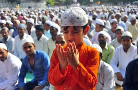 Corona virus : Namaj by facebook live on Eid in pune | Corona virus : बकरी ईदच्या दिवशीही पुण्यात नमाजचे होणार 'फेसबुक लाईव्ह' पठण Corona virus : Namaj by facebook live on Eid in pune | Corona virus : बकरी ईदच्या दिवशीही पुण्यात नमाजचे होणार 'फेसबुक लाईव्ह' पठण