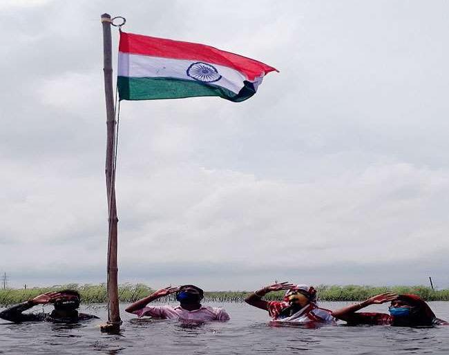 fir bhi dil hain Hindustani, bihar flag hoisting of women in flood | नागरिकांच्या खांद्यापर्यंत आलंय पुराचं पाणी, फिर भी दिल है हिंदुस्तानी... fir bhi dil hain Hindustani, bihar flag hoisting of women in flood | नागरिकांच्या खांद्यापर्यंत आलंय पुराचं पाणी, फिर भी दिल है हिंदुस्तानी...