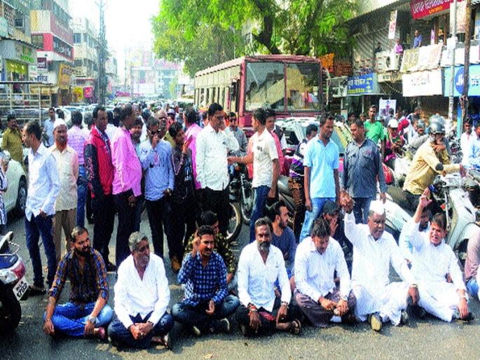 Congress Rasta Roko agitation in protest of BJP | भाजपच्या निषेधार्थ कॉँग्रेसचे रास्ता रोको आंदोलन  Congress Rasta Roko agitation in protest of BJP | भाजपच्या निषेधार्थ कॉँग्रेसचे रास्ता रोको आंदोलन