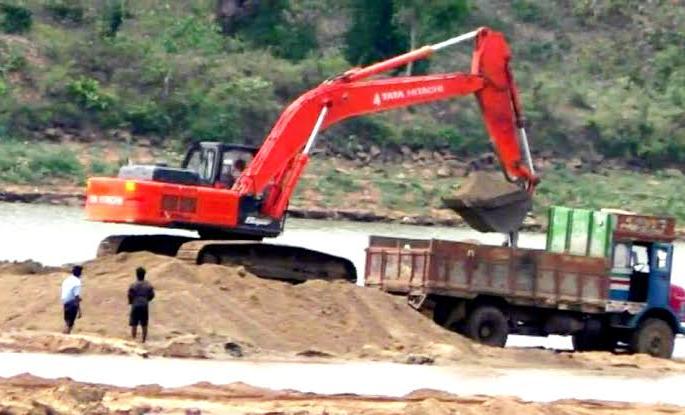 Walchandnagar police seized Rs 20 lakh worth of illegal sand; Crime filed against four persons | वालचंदनगर पोलिसांनी पकडली २० लाखांची अवैध वाळू; चार जणांवर गुन्हा दाखल Walchandnagar police seized Rs 20 lakh worth of illegal sand; Crime filed against four persons | वालचंदनगर पोलिसांनी पकडली २० लाखांची अवैध वाळू; चार जणांवर गुन्हा दाखल