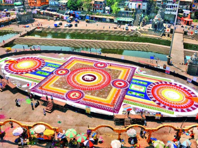 Mahawangoli on the Gauri Court by the New Year Welcoming Committee | नववर्ष स्वागतयात्रा समितीतर्फे गौरी पटांगणावर महारांगोळी Mahawangoli on the Gauri Court by the New Year Welcoming Committee | नववर्ष स्वागतयात्रा समितीतर्फे गौरी पटांगणावर महारांगोळी