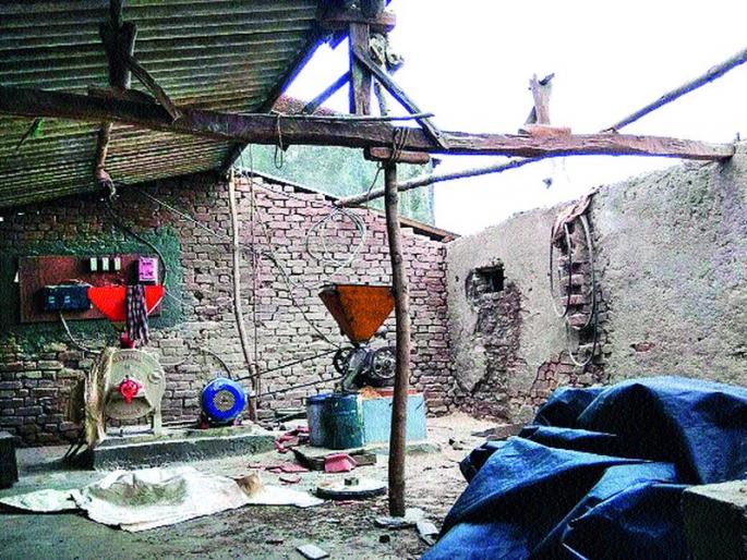 Thousands of rupees damaged by storm wind at Somnathnagar | सोमनाथनगर येथे वादळी वाऱ्याने लाखो रु पयांचे नुकसान Thousands of rupees damaged by storm wind at Somnathnagar | सोमनाथनगर येथे वादळी वाऱ्याने लाखो रु पयांचे नुकसान