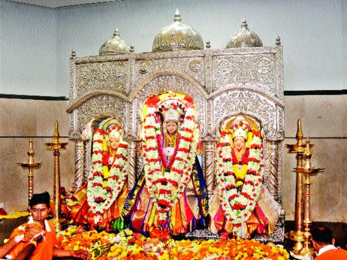 Thousands of devotees fall under the feet of Kalika | कालिकेच्या चरणी हजारो भाविक नतमस्तक  Thousands of devotees fall under the feet of Kalika | कालिकेच्या चरणी हजारो भाविक नतमस्तक