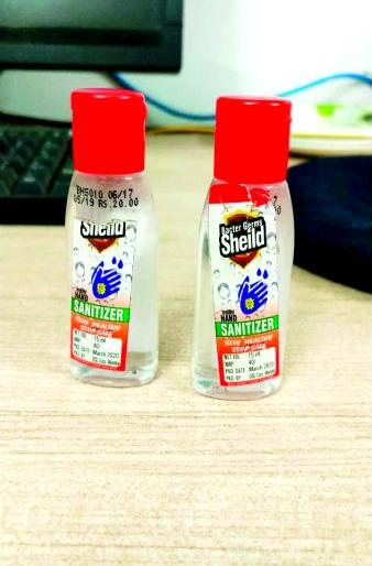 fake 'sanitizer' selling Racket active in Nagpur | बनावट ‘सॅनिटायझर’ विकणारे रॅकेट नागपुरात सक्रिय fake 'sanitizer' selling Racket active in Nagpur | बनावट ‘सॅनिटायझर’ विकणारे रॅकेट नागपुरात सक्रिय