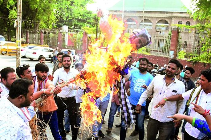 Mamta Banerjee statue burnt by BJP in Nagpur | भाजयुमोने नागपुरात जाळला ममता बॅनर्जीचा पुतळा