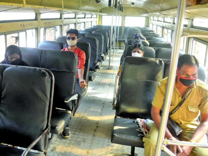 ST hit Rs 27 lakh on first day of lockdown | लॉकडाऊनच्या पहिल्याच दिवशी एसटीला २७ लाखांचा फटका  ST hit Rs 27 lakh on first day of lockdown | लॉकडाऊनच्या पहिल्याच दिवशी एसटीला २७ लाखांचा फटका