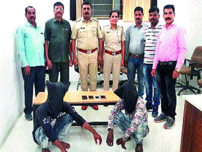 Two suspects arrested for mobile arrests | मोबाइल खेचणाऱ्या दोन संशयितांना अटक Two suspects arrested for mobile arrests | मोबाइल खेचणाऱ्या दोन संशयितांना अटक