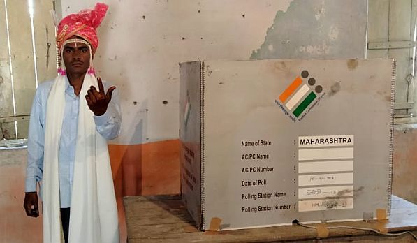 In Amravati district, Navradeva exercised the right to vote before marriage | अमरावती जिल्ह्यात नवरदेवाने बजावला लग्नापूर्वी मतदानाचा हक्क In Amravati district, Navradeva exercised the right to vote before marriage | अमरावती जिल्ह्यात नवरदेवाने बजावला लग्नापूर्वी मतदानाचा हक्क