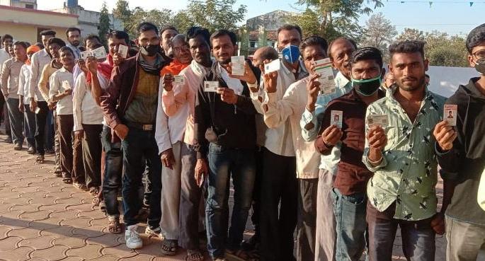 The average turnout in Bhandara district gram panchayat is 85% | भंडारा जिल्ह्यातील ग्रामपंचायतीमध्ये सरासरी ८५ टक्के मतदान The average turnout in Bhandara district gram panchayat is 85% | भंडारा जिल्ह्यातील ग्रामपंचायतीमध्ये सरासरी ८५ टक्के मतदान
