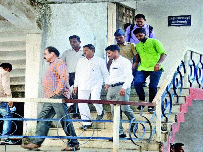 Chumbles burn in bribe of three lakhs | तीन लाखांची लाच घेताना चुंभळे जाळ्यात Chumbles burn in bribe of three lakhs | तीन लाखांची लाच घेताना चुंभळे जाळ्यात