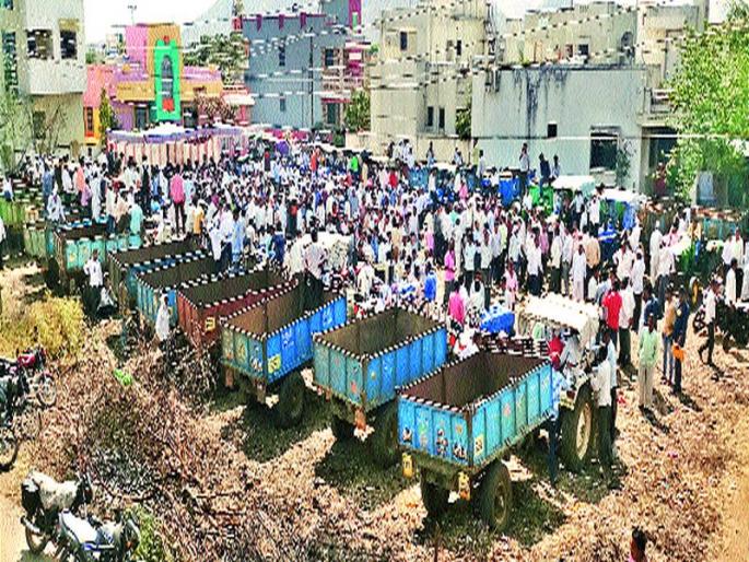 Farmer's tractor auctioned by Kalpana District Bank | कळवणला जिल्हा बॅँकेकडून शेतकऱ्यांच्या ट्रॅक्टरचा लिलाव Farmer's tractor auctioned by Kalpana District Bank | कळवणला जिल्हा बॅँकेकडून शेतकऱ्यांच्या ट्रॅक्टरचा लिलाव