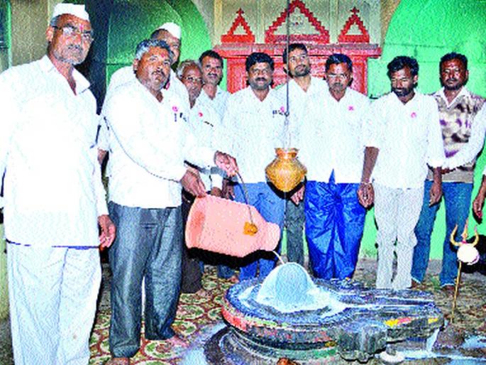 Start the movement of milk off by milking at Pangari | पांगरी येथे दुग्धाभिषेक करून दूध बंद आंदोलनास प्रारंभ Start the movement of milk off by milking at Pangari | पांगरी येथे दुग्धाभिषेक करून दूध बंद आंदोलनास प्रारंभ