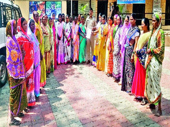 The demand for suspension of those 'police personnel' | ‘त्या’ पोलीस कर्मचाऱ्यांच्या निलंबनाची मागणी The demand for suspension of those 'police personnel' | ‘त्या’ पोलीस कर्मचाऱ्यांच्या निलंबनाची मागणी