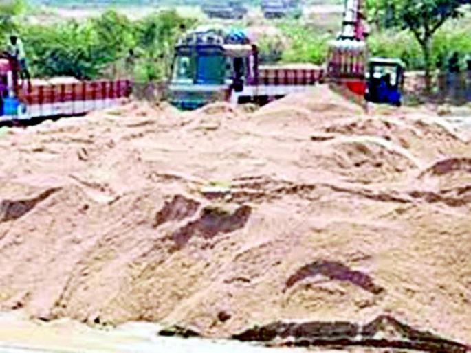 Fielding from district for discretionary officers | मर्जीतील अधिकाऱ्यांसाठी जिल्ह्यातून फिल्डिंग Fielding from district for discretionary officers | मर्जीतील अधिकाऱ्यांसाठी जिल्ह्यातून फिल्डिंग