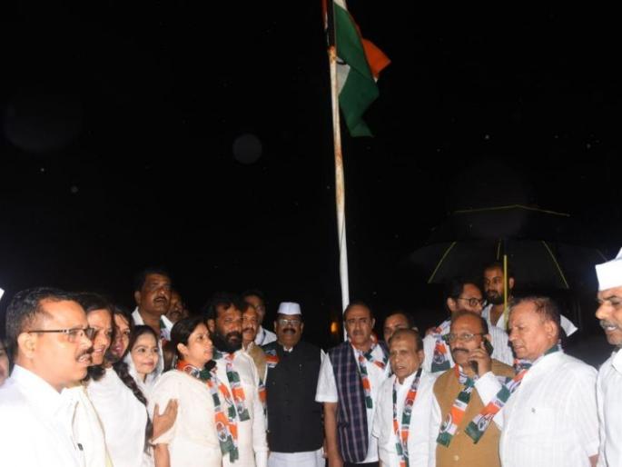Congress hoisted the flag at midnight at Devadia Bhavan | नागपुरात काँग्रेस देवडिया भवनावर केले मध्यरात्री ध्वजारोहण Congress hoisted the flag at midnight at Devadia Bhavan | नागपुरात काँग्रेस देवडिया भवनावर केले मध्यरात्री ध्वजारोहण