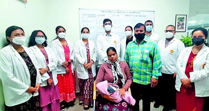 She went to the hospital for stomach ache and the doctor told her that she was overjoyed. | पोटदुखीसाठी 'ती' रुग्णालयात गेली आणि डॉक्टरांनी 'असे काही' सांगितले की तिच्या आनंदाला पारावार उरला नाही... She went to the hospital for stomach ache and the doctor told her that she was overjoyed. | पोटदुखीसाठी 'ती' रुग्णालयात गेली आणि डॉक्टरांनी 'असे काही' सांगितले की तिच्या आनंदाला पारावार उरला नाही...