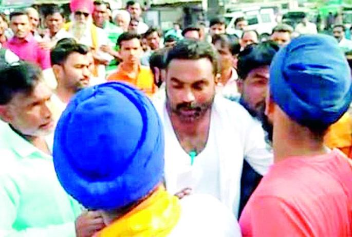 BJP-Congress workers clashed over RO water plant | आरओ वॉटर प्लांटवरून भाजपा-काँग्रेस कार्यकर्ते भिडले BJP-Congress workers clashed over RO water plant | आरओ वॉटर प्लांटवरून भाजपा-काँग्रेस कार्यकर्ते भिडले