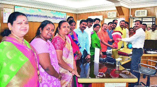 Shiv Sena corporators talk to the commissioners | शिवसेना नगरसेवकांची आयुक्तांशी चर्चा Shiv Sena corporators talk to the commissioners | शिवसेना नगरसेवकांची आयुक्तांशी चर्चा