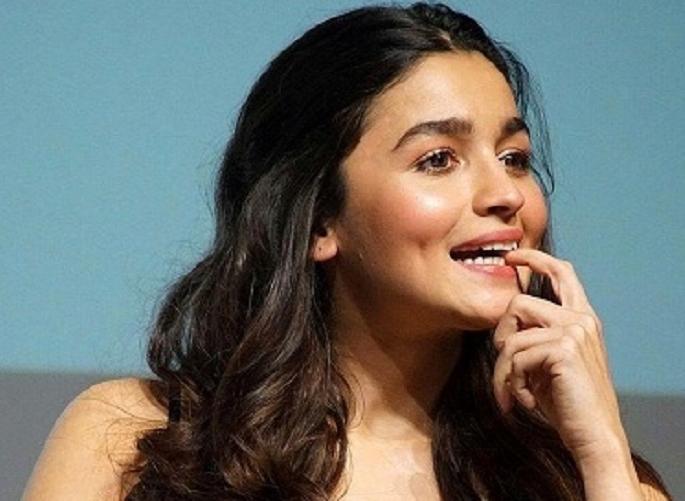 iifa awards 2019 rekha call ranbir kapoor alia bhatt lover here is actress reaction | Watch Video : रेखा यांनी केली रणबीरची प्रशंसा, अशी काही लाजली आलिया! iifa awards 2019 rekha call ranbir kapoor alia bhatt lover here is actress reaction | Watch Video : रेखा यांनी केली रणबीरची प्रशंसा, अशी काही लाजली आलिया!