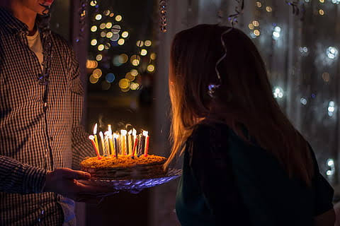 Called home for a birthday, took a photo and viral on social media | वाढदिवसाला मैत्रिणीला घरी बोलावले अन् फोटो काढून व्हायरल केले Called home for a birthday, took a photo and viral on social media | वाढदिवसाला मैत्रिणीला घरी बोलावले अन् फोटो काढून व्हायरल केले