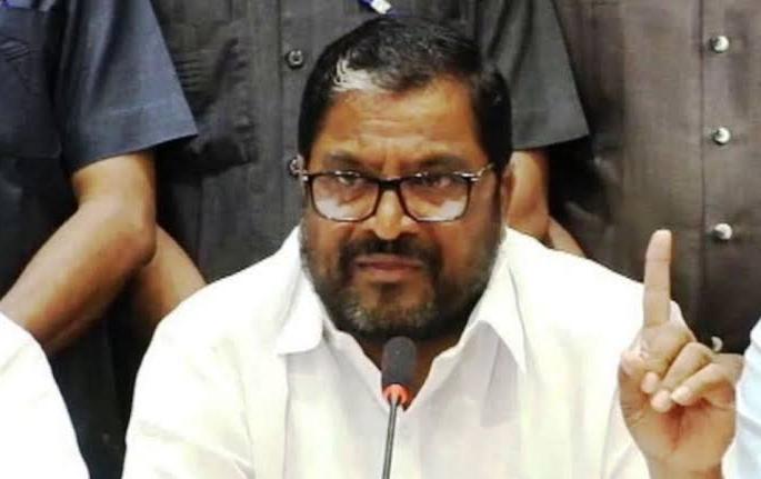 "The central government's agricultural laws are a stepping stone for Adani-Ambani ..." | "केंद्र सरकारचे कृषी कायदे म्हणजे अदानी-अंबानी यांना पायघड्याच...! " "The central government's agricultural laws are a stepping stone for Adani-Ambani ..." | "केंद्र सरकारचे कृषी कायदे म्हणजे अदानी-अंबानी यांना पायघड्याच...! "