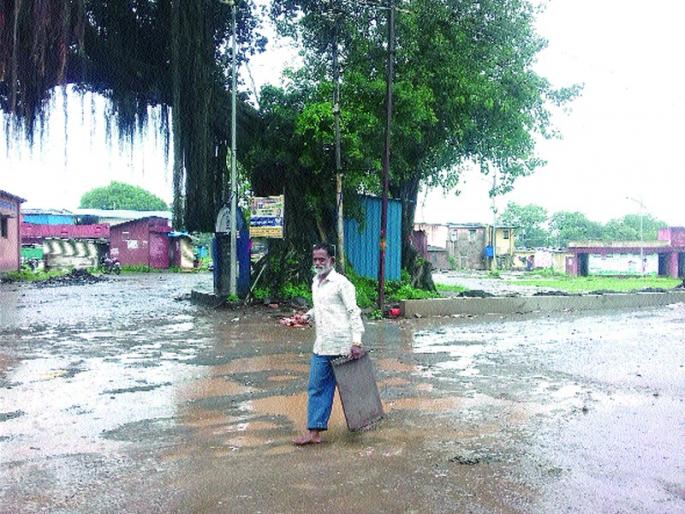 Potholes at Bhagavar Bazar Road Chowk in Bhagur; Mud swamp | भगूर येथील आठवडेबाजार रोड चौकात खड्डे; चिखलाची दलदल Potholes at Bhagavar Bazar Road Chowk in Bhagur; Mud swamp | भगूर येथील आठवडेबाजार रोड चौकात खड्डे; चिखलाची दलदल