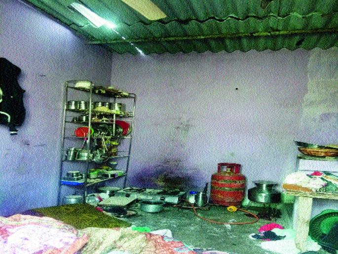 Children injured in blast | स्फोटात दाम्पत्यासह मुले जखमी  Children injured in blast | स्फोटात दाम्पत्यासह मुले जखमी