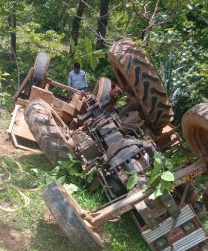 Woman killed, five injured in tractor overturn in Gondia district | गोंदिया जिल्ह्यात ट्रॅक्टर उलटल्याने महिलेचा मृत्यू, पाच जखमी Woman killed, five injured in tractor overturn in Gondia district | गोंदिया जिल्ह्यात ट्रॅक्टर उलटल्याने महिलेचा मृत्यू, पाच जखमी