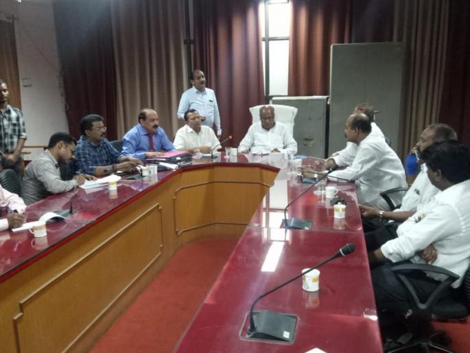 If you do not have medicines, then treat the patients with dignity: sanjay dhotre | औषधे नाहीत, तर रुग्णांशी सौजन्याने तरी वागा :खासदारांनी घेतला ‘सर्वोपचार’चा आढावा If you do not have medicines, then treat the patients with dignity: sanjay dhotre | औषधे नाहीत, तर रुग्णांशी सौजन्याने तरी वागा :खासदारांनी घेतला ‘सर्वोपचार’चा आढावा