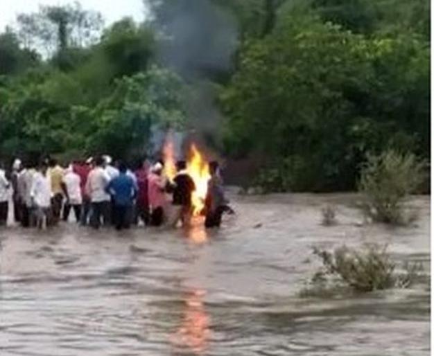 The bodies were swept away in the sudden flood; Incidents in Yavatmal district | अचानक आलेल्या पुरात मृतदेह वाहून गेला; यवतमाळ जिल्ह्यातील घटना