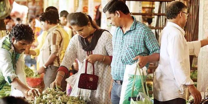 Corona is in a payroll crisis | कोरोनामुळे पगारदारवर्ग संकटात Corona is in a payroll crisis | कोरोनामुळे पगारदारवर्ग संकटात