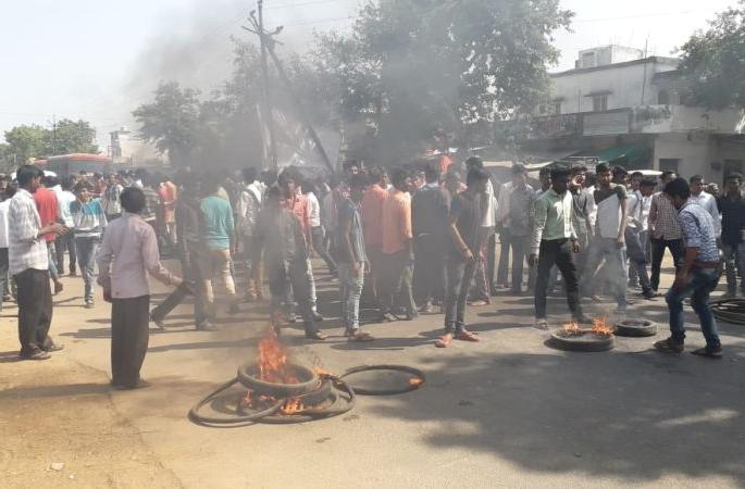 Gondia; A front of the citizen's police station to leave the doctor for the child snakebite | गोंदिया; बालक सर्पदंशप्रकरणी डॉक्टरांना सोडवण्याकरिता नागरिकांचा पोलीस स्टेशनवर मोर्चा Gondia; A front of the citizen's police station to leave the doctor for the child snakebite | गोंदिया; बालक सर्पदंशप्रकरणी डॉक्टरांना सोडवण्याकरिता नागरिकांचा पोलीस स्टेशनवर मोर्चा