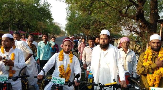 Yavatmal: four young men of Pusad going to Haj Yatra on bicycle | यवतमाळ: पुसदचे चार तरुण निघाले सायकलने हज यात्रेला Yavatmal: four young men of Pusad going to Haj Yatra on bicycle | यवतमाळ: पुसदचे चार तरुण निघाले सायकलने हज यात्रेला