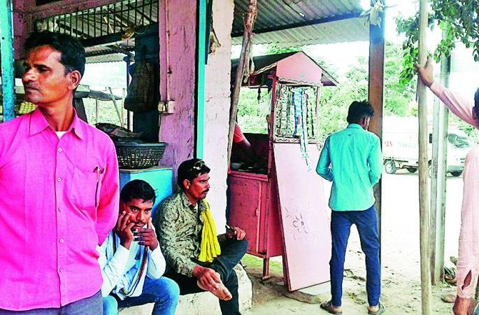 Only 10 out of 100 face masks; How to block Delta Plus? | १०० पैकी फक्त १० जणांच्या तोंडावर मास्क; कशी करणार डेल्टा प्लसची नाकेबंदी? Only 10 out of 100 face masks; How to block Delta Plus? | १०० पैकी फक्त १० जणांच्या तोंडावर मास्क; कशी करणार डेल्टा प्लसची नाकेबंदी?