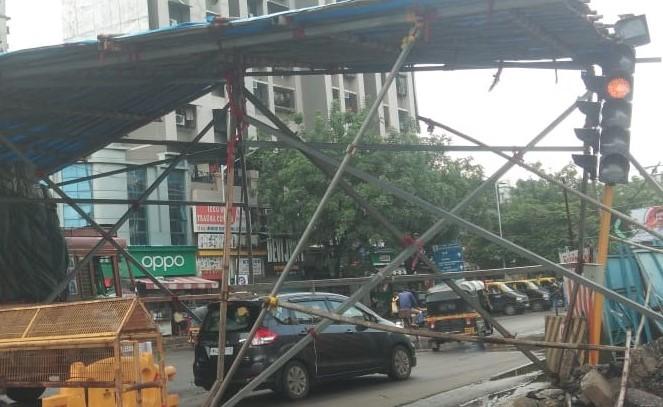 Truck hits tent set up for police blockade im mira road mumbai | पोलिसांच्या नाकाबंदीसाठी उभारलेल्या मंडपाला ट्रकची धडक