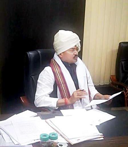 Nagpur Winter Session 2019; Nana Patole welcomes by Wakari | नागपूर हिवाळी अधिवेशन २०१९; वारकरी संप्रदायाने नाना पटोले यांचे केले अनोखे स्वागत Nagpur Winter Session 2019; Nana Patole welcomes by Wakari | नागपूर हिवाळी अधिवेशन २०१९; वारकरी संप्रदायाने नाना पटोले यांचे केले अनोखे स्वागत