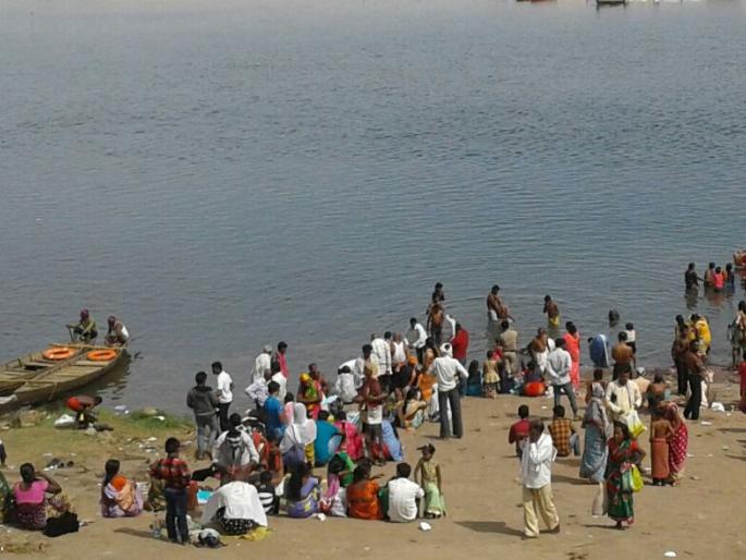 Pilgrim died in Vainganga river ; Gadchiroli incident | बीजस्नानासाठी गेलेल्या इसमाला जलसमाधी; गडचिरोलीतील घटना Pilgrim died in Vainganga river ; Gadchiroli incident | बीजस्नानासाठी गेलेल्या इसमाला जलसमाधी; गडचिरोलीतील घटना