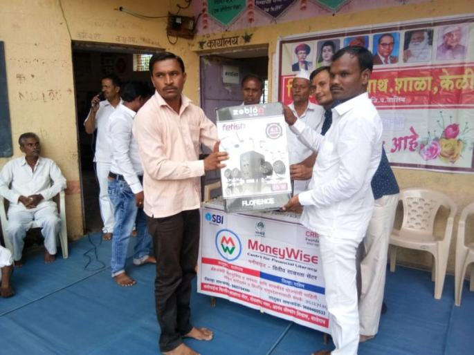 Independence day 2018; Giving donations and essentials to school, celebrate Independence Day! | Independence day 2018; शाळेला देणग्या व गरजेच्या वस्तू देऊन होतो येथे स्वातंत्र्य दिन साजरा!