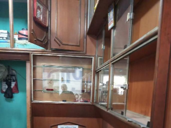 Lift of five and a half lakhs | साडेपाच लाखांचा ऐवज लंपास Lift of five and a half lakhs | साडेपाच लाखांचा ऐवज लंपास