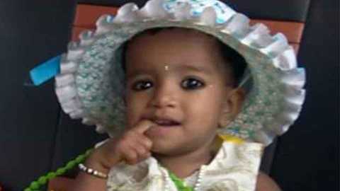 The incident took place in the Black Sea area under the control of a child, under the influence of blacksmith | कारखाली सापडून बालिका ठार, लोहार वसाहत येथील घटना The incident took place in the Black Sea area under the control of a child, under the influence of blacksmith | कारखाली सापडून बालिका ठार, लोहार वसाहत येथील घटना