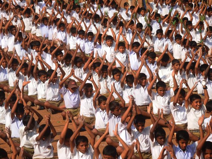 Organizing the spectacular demonstration of outdoor games, Maharashtra High School and Junior College | मैदानी खेळांची चित्तथरारक प्रात्यक्षिके, महाराष्ट्र हायस्कूल व ज्युनिअर कॉलेजचे आयोजन Organizing the spectacular demonstration of outdoor games, Maharashtra High School and Junior College | मैदानी खेळांची चित्तथरारक प्रात्यक्षिके, महाराष्ट्र हायस्कूल व ज्युनिअर कॉलेजचे आयोजन