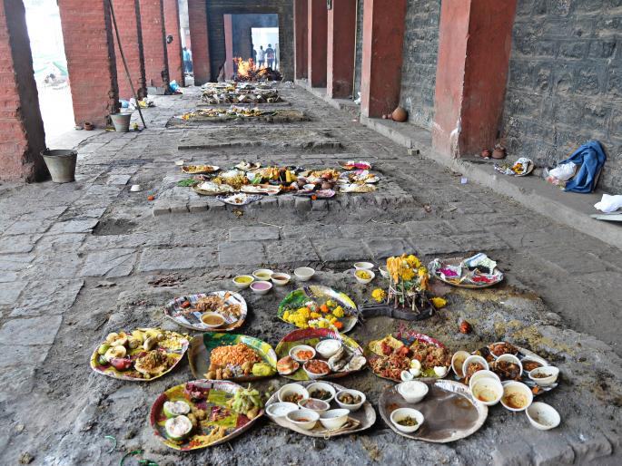 Birth-and-death rounds: Day-to-day prayers go to the curb | जन्म-मृत्यूचा फेरा : रक्षाविसर्जनादिवशीचे नैवेद्य जातात कोंडाळ्यात Birth-and-death rounds: Day-to-day prayers go to the curb | जन्म-मृत्यूचा फेरा : रक्षाविसर्जनादिवशीचे नैवेद्य जातात कोंडाळ्यात