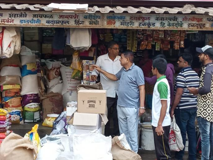 Suddenly a tree fell in the shahu garden market | शाहू उद्यान मार्केटमध्ये आयुक्तांची अचानक झाडाझडती Suddenly a tree fell in the shahu garden market | शाहू उद्यान मार्केटमध्ये आयुक्तांची अचानक झाडाझडती