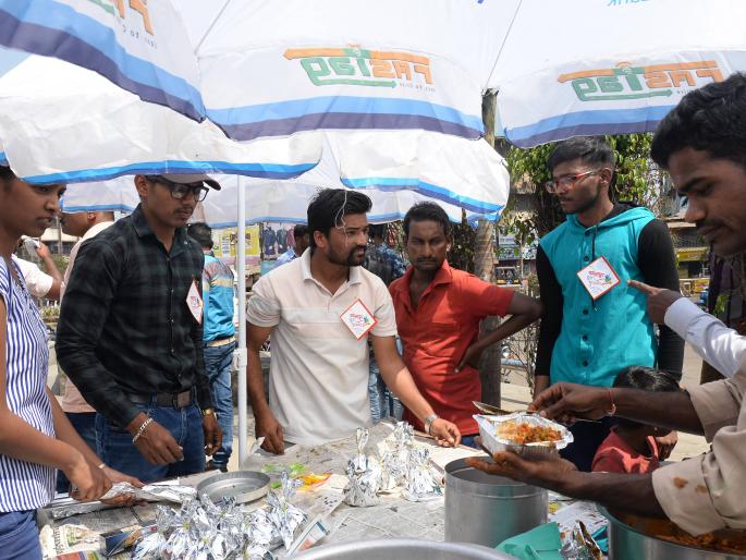  A Grass ... For the hungry: Humanity awakened by 'bread day' | एक घास... भुकेलेल्यांसाठी : ‘रोटी डे’तून जागली माणुुसकी, आपुलकी