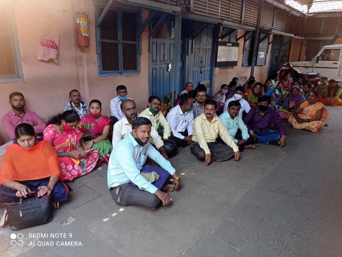Teachers protest against the delay in the office of the Deputy Director of Education | शिक्षण उपसंचालक कार्यालयाच्या दिरंगाई विरोधात शिक्षकांचा ठिय्या Teachers protest against the delay in the office of the Deputy Director of Education | शिक्षण उपसंचालक कार्यालयाच्या दिरंगाई विरोधात शिक्षकांचा ठिय्या