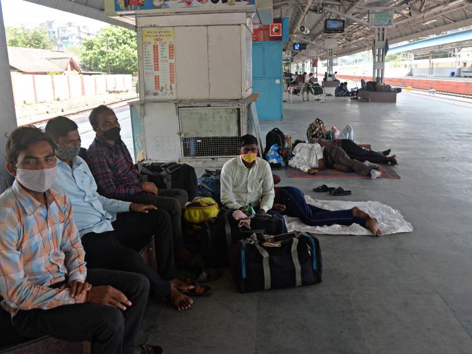 The next day, foreign workers left | दुसऱ्या दिवशीही परराज्यातील मजूर रवाना The next day, foreign workers left | दुसऱ्या दिवशीही परराज्यातील मजूर रवाना